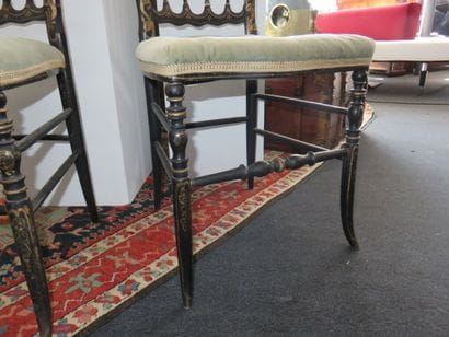 Paire de chaises en bois noirci à décor doré...