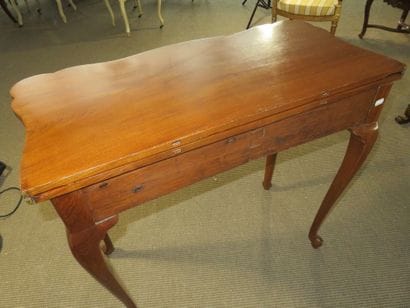 Table à jeux en acajou et placage d'acajou,...