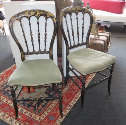 Paire de chaises en bois noirci à décor doré...