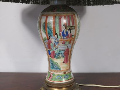 CHINE, Canton 

Vase monté en lampe en porcelaine...
