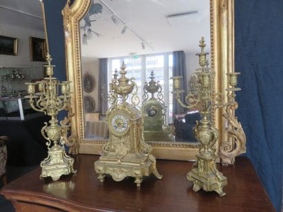 Pendule et paire de candélabres en bronze...