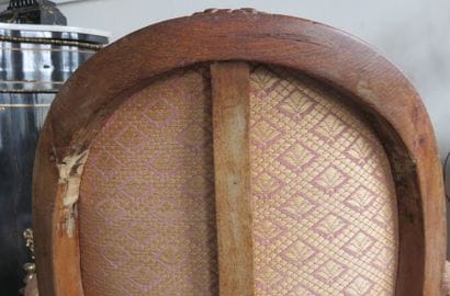 Paire de fauteuils en hêtre mouluré et sculpté....