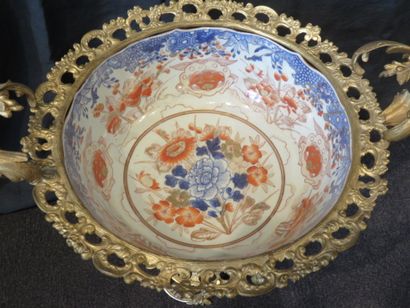 JAPON

Coupe en porcelaine à décor Imari,...