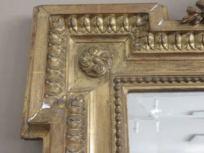 Miroir rectangulaire en bois et stuc doré,...