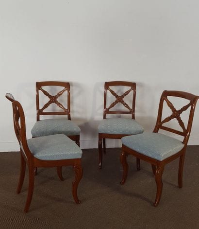 Suite de quatre chaises en acajou et placage...