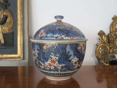 CHINE 

Important pot couvert en porcelaine...