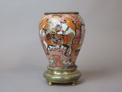 JAPON, Fours de Kutani

Vase en porcelaine...