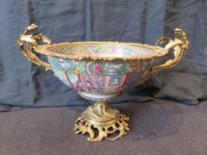 CHINE, Canton

Coupe en porcelaine à décor...