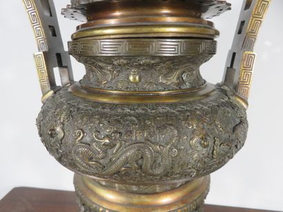 EXTRÊME-ORIENT 

Grand brûle-parfum en bronze...