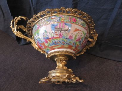 CHINE, Canton

Coupe en porcelaine à décor...