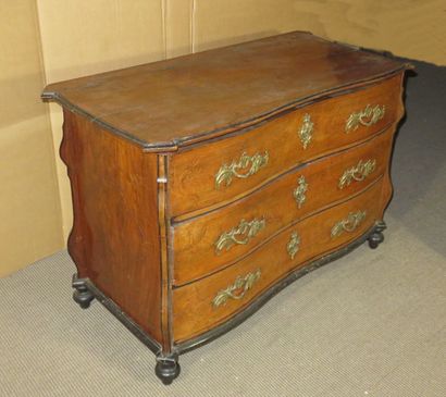 Commode Mazarine en noyer ouvrant à trois...
