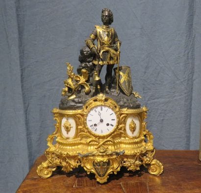 Pendule en régule patiné et doré figurant...