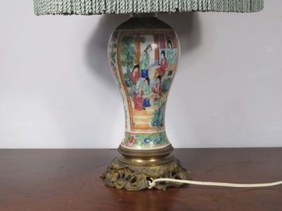 CHINE, Canton 

Vase monté en lampe en porcelaine...