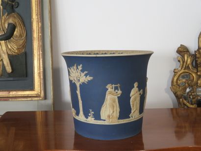 WEDGWOOD 

Important cache-pot en biscuit...