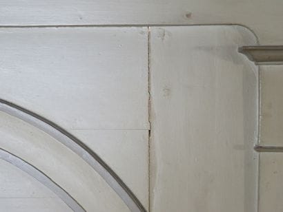 Trumeau en bois laqué gris rechampi vert...