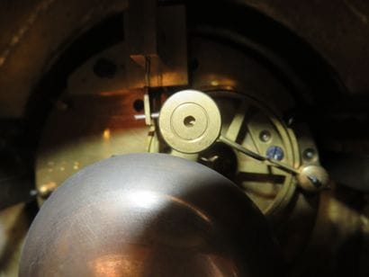 Pendule et paire de candélabres en bronze...
