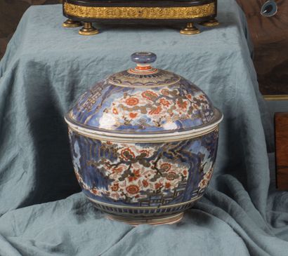 CHINE 

Important pot couvert en porcelaine...