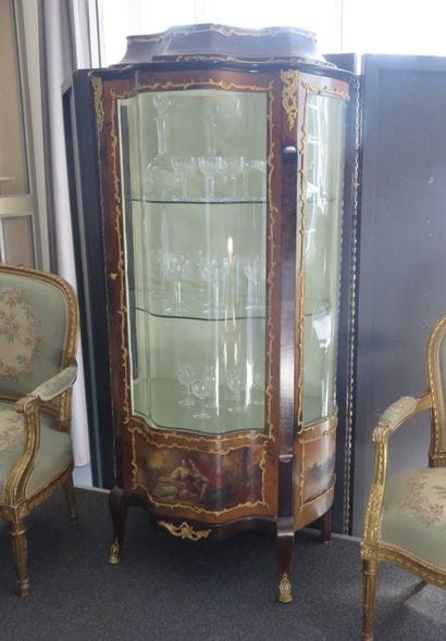Vitrine galbée en placage de palissandre....