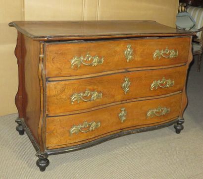 Commode Mazarine en noyer ouvrant à trois...