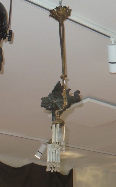 Suspension en bronze figurant un angelot...
