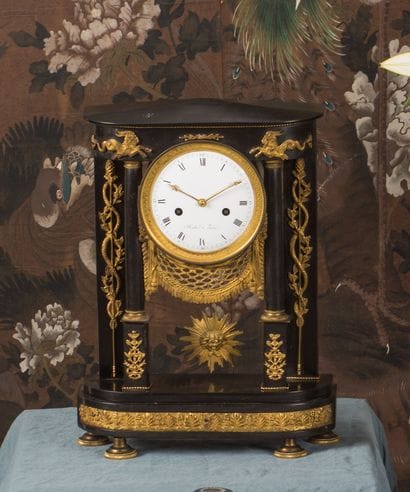 Pendule portique en marbre noir garni de...