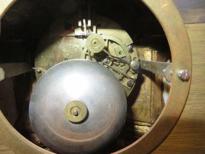 Pendule en régule patiné et doré figurant...
