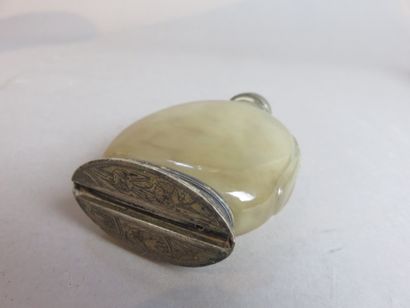 CHINE

Flacon tabatière ovale aplati en néphrite...