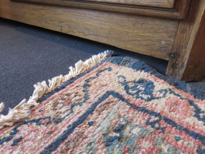 Grand tapis en laine points noués à décor...