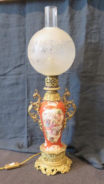 CHINE 

Vase en porcelaine polychrome à décor...