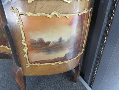 Vitrine galbée en placage de palissandre....