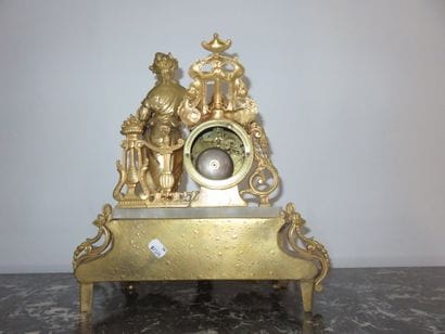 Pendule en régule doré et albâtre, le mouvement...
