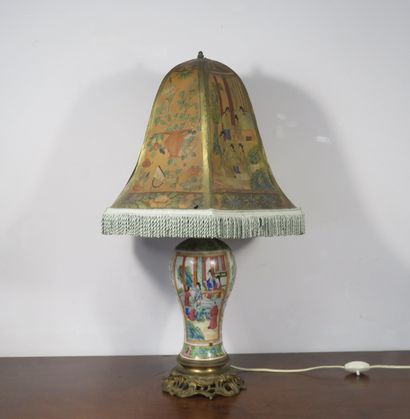 CHINE, Canton 

Vase monté en lampe en porcelaine...