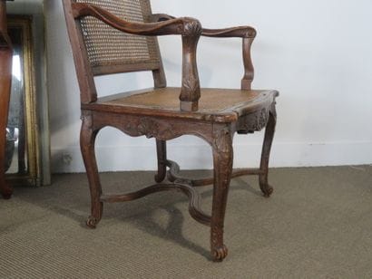 Fauteuil en hêtre mouluré et sculpté de coquille...