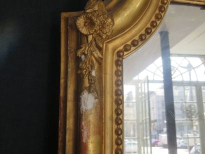 Miroir à entourage en bois et stuc doré largement...