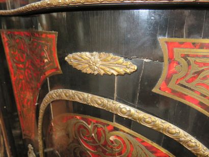 Buffet galbé en marqueterie Boulle de laiton...