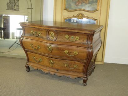 Commode bombée et galbé en acajou massif....