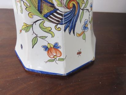 Dans le goût de Rouen 

Paire de vases cornet...