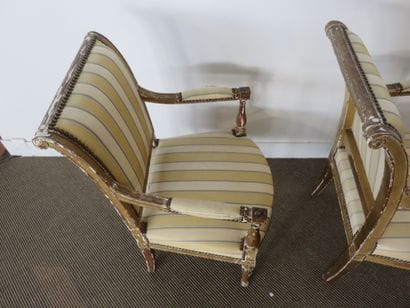 Deux fauteuils en bois doré mouluré et sculpté,...