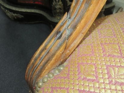 Paire de fauteuils en hêtre mouluré et sculpté....