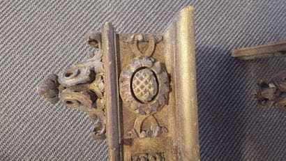 Paire de cantonnières en bois doré, mouluré...