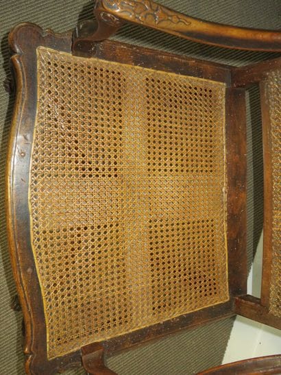 Fauteuil en hêtre mouluré et sculpté de coquille...