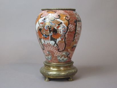 JAPON, Fours de Kutani

Vase en porcelaine...