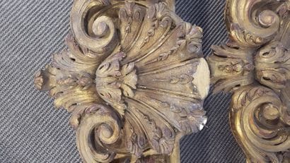 Paire de cantonnières en bois doré, mouluré...