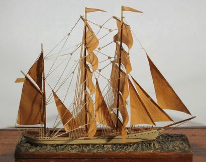 Maquette d'un trois-mâts barque présenté...