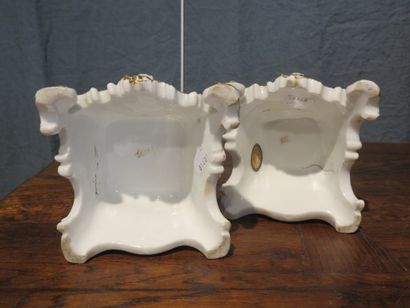 Deux figurines en porcelaine polychrome et...