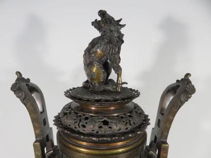 EXTRÊME-ORIENT 

Grand brûle-parfum en bronze...