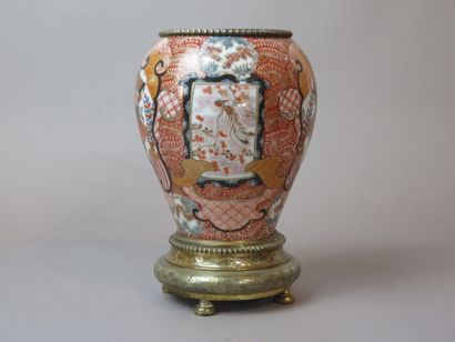 JAPON, Fours de Kutani

Vase en porcelaine...