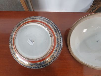 CHINE 

Important pot couvert en porcelaine...