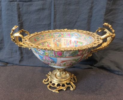 CHINE, Canton

Coupe en porcelaine à décor...