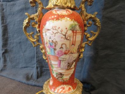 CHINE 

Vase en porcelaine polychrome à décor...